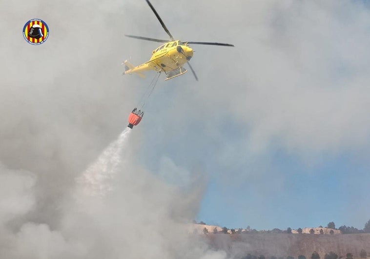 Bomberos en el incendio de Alberic.