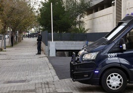 El edificio de la Ciudad de la Justicia, custodiado por la policía.