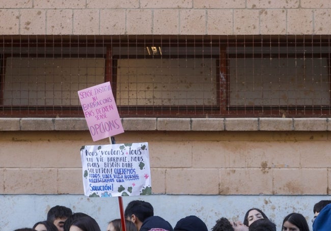 'Sin instituto ni barracones, nos dejan sin opciones', denuncian los alumnos, que han sido los que han promovido la protesta.