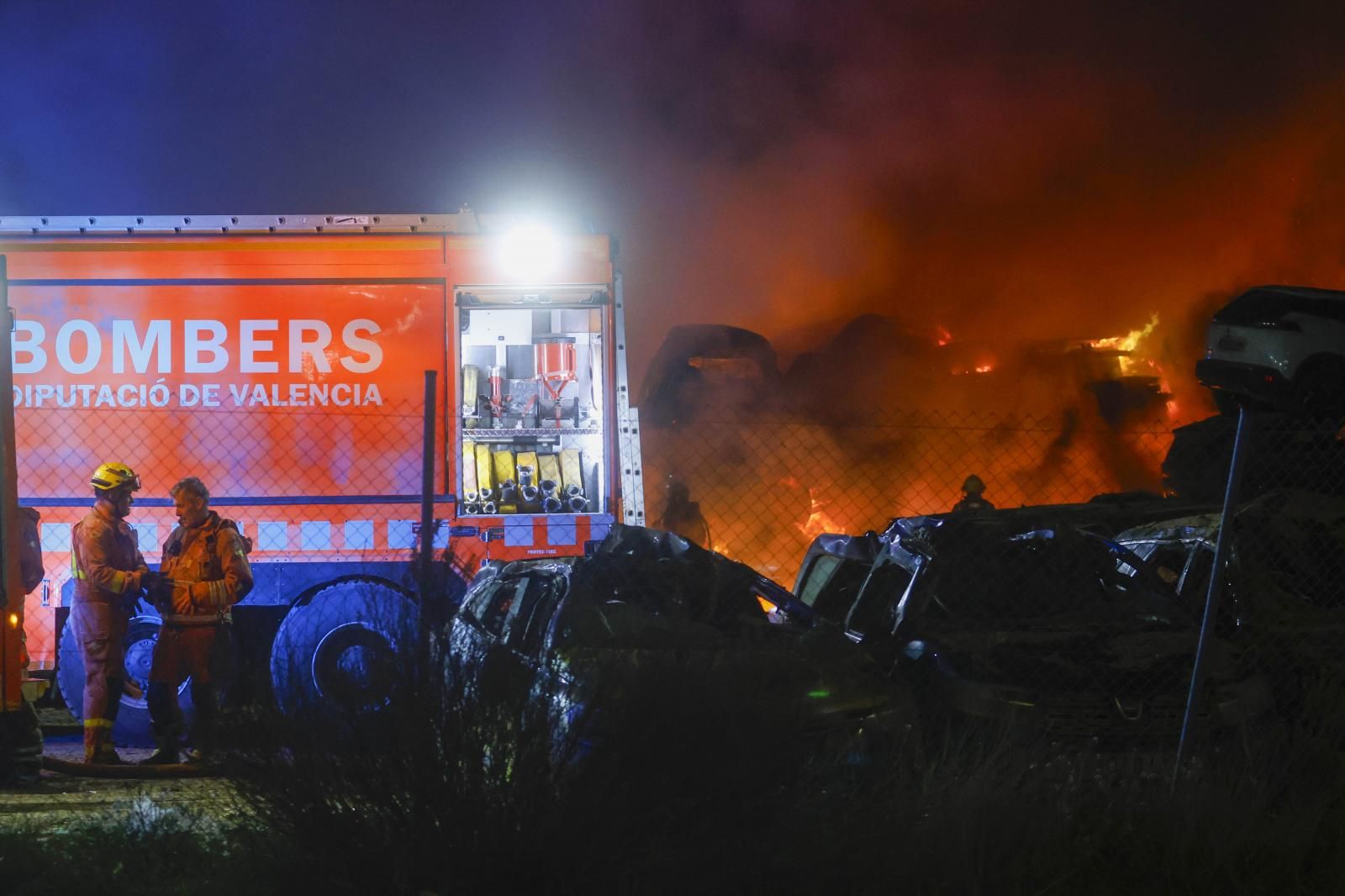 FOTOS | Un incendio calcina decenas de coches afectados por la dana en un solar de Catarroja