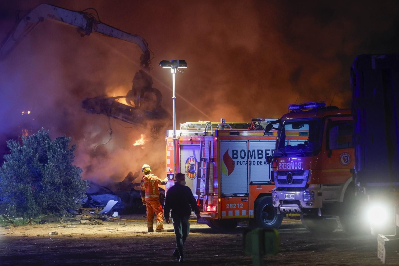 FOTOS | Un incendio calcina decenas de coches afectados por la dana en un solar de Catarroja