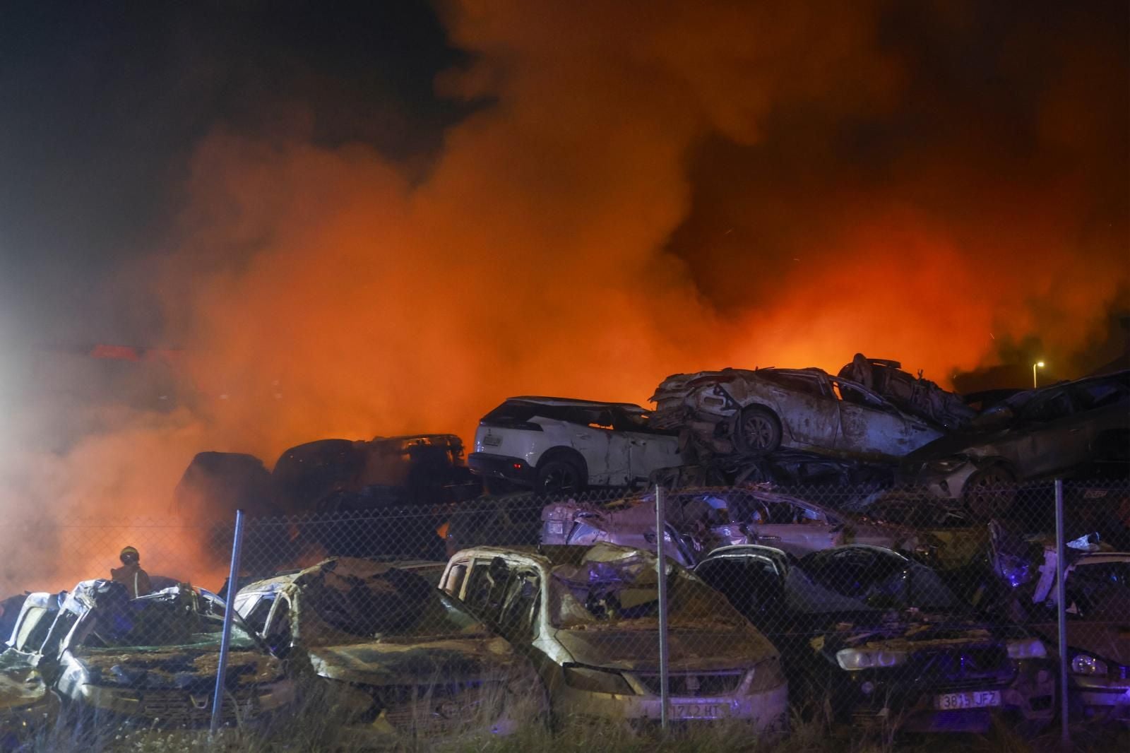 FOTOS | Un incendio calcina decenas de coches afectados por la dana en un solar de Catarroja