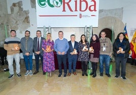 Los premiados en la gala deEcoRiba, los galardones queentrega Riba-roja de Túria a lasostenibilidad, junto al alcalde, Robert Raga.