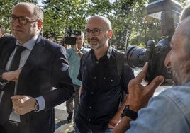 Francis Puig (derecha), junto a su abogado, en la Ciudad de la Justicia.