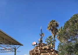 Un árbol de Navidad lleno de palets reciclados de las donaciones a los afectados por la dana