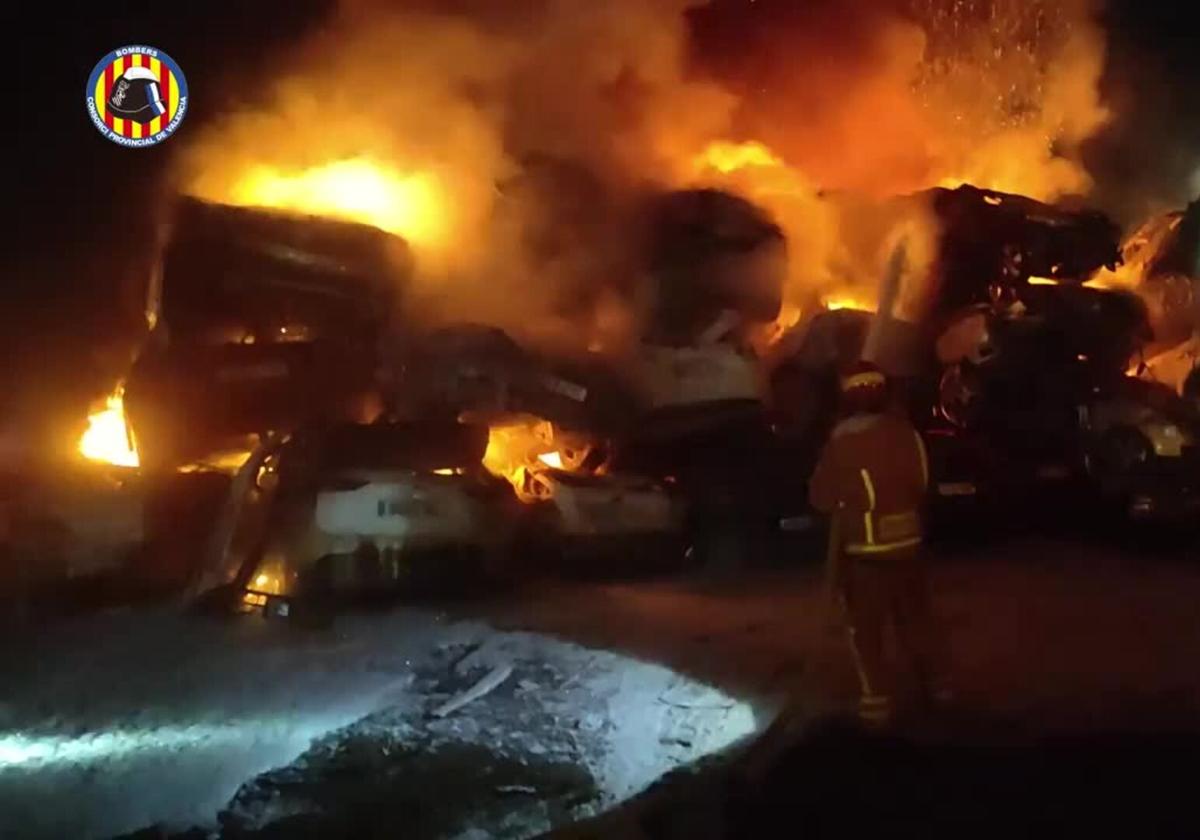 Un incendio calcina decenas de coches afectados por la dana en un solar de Catarroja