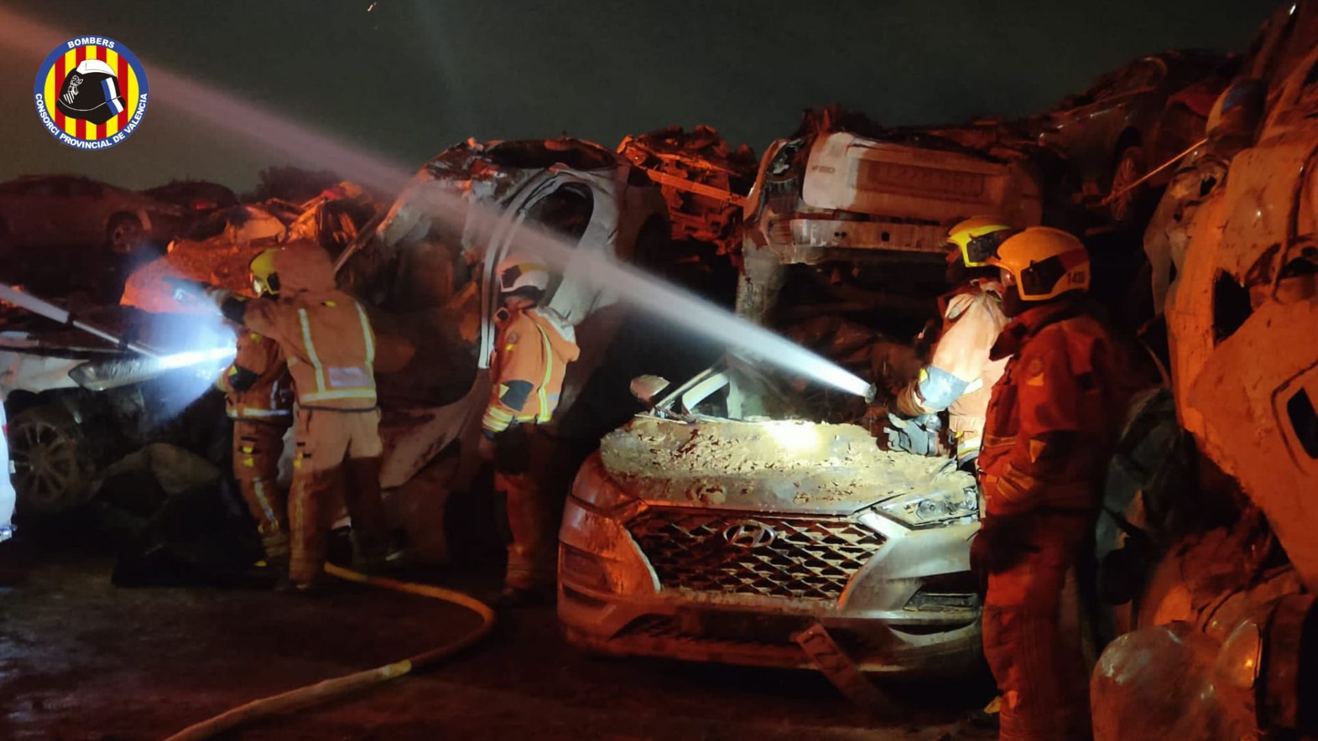 FOTOS | Un incendio calcina decenas de coches afectados por la dana en un solar de Catarroja