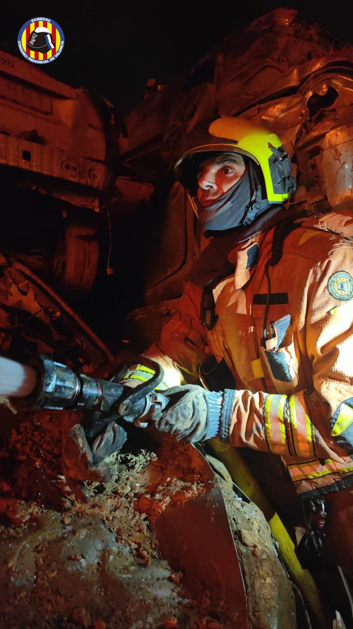 FOTOS | Un incendio calcina decenas de coches afectados por la dana en un solar de Catarroja