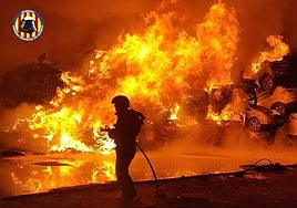 FOTOS | Un incendio calcina decenas de coches afectados por la dana en un solar de Catarroja