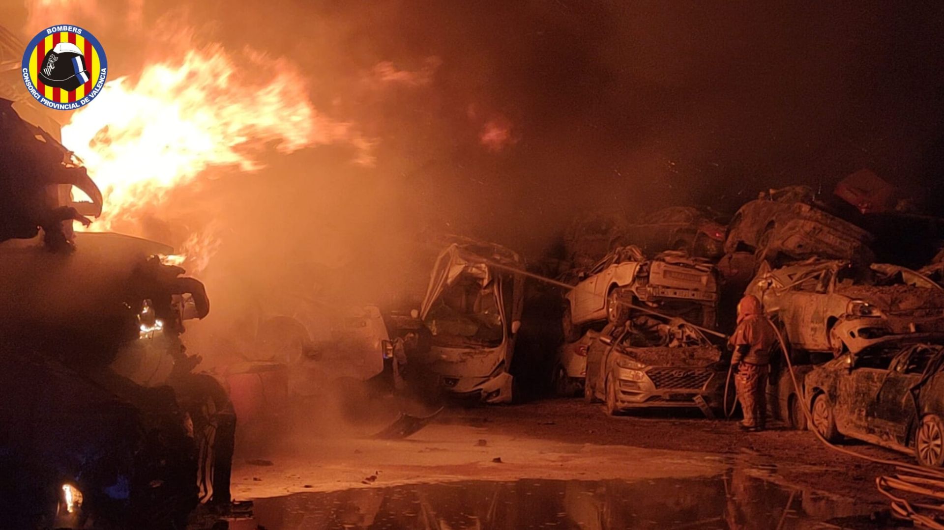 FOTOS | Un incendio calcina decenas de coches afectados por la dana en un solar de Catarroja