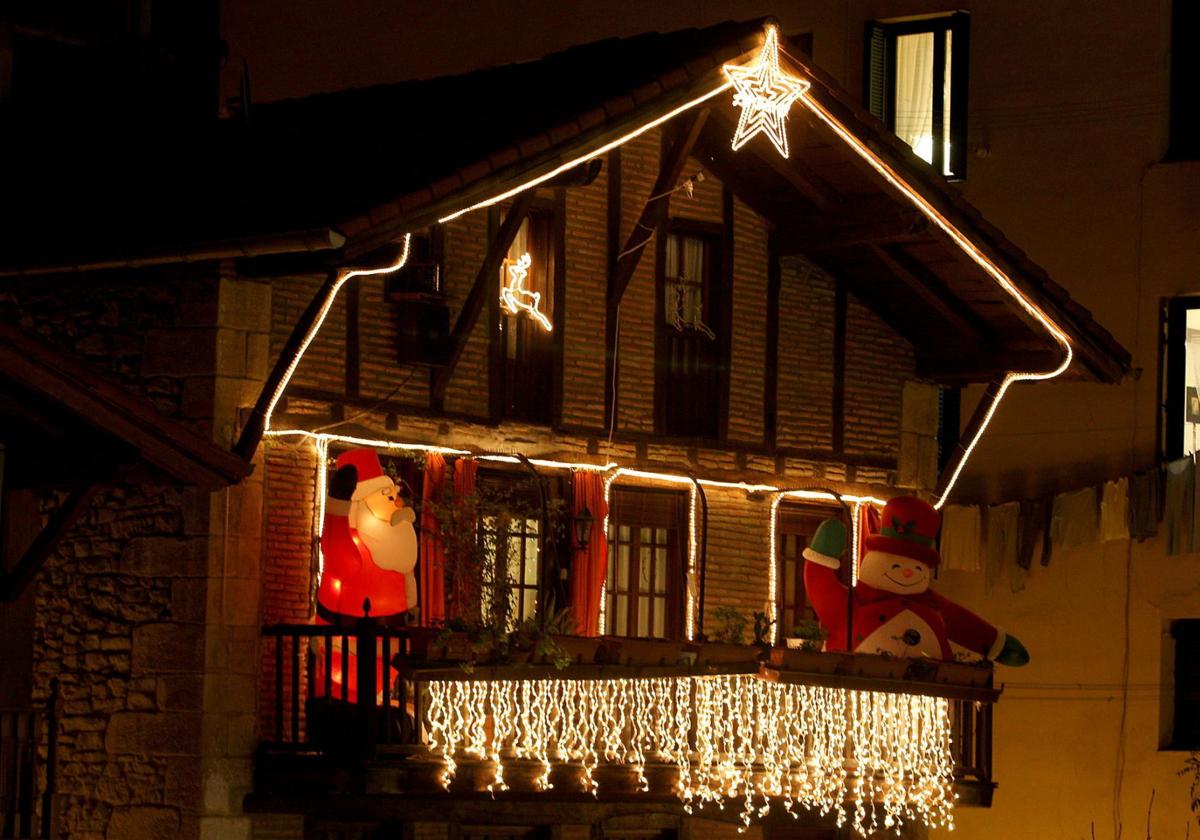 El balcón de una viviend decorado con motivo de la Navidad.