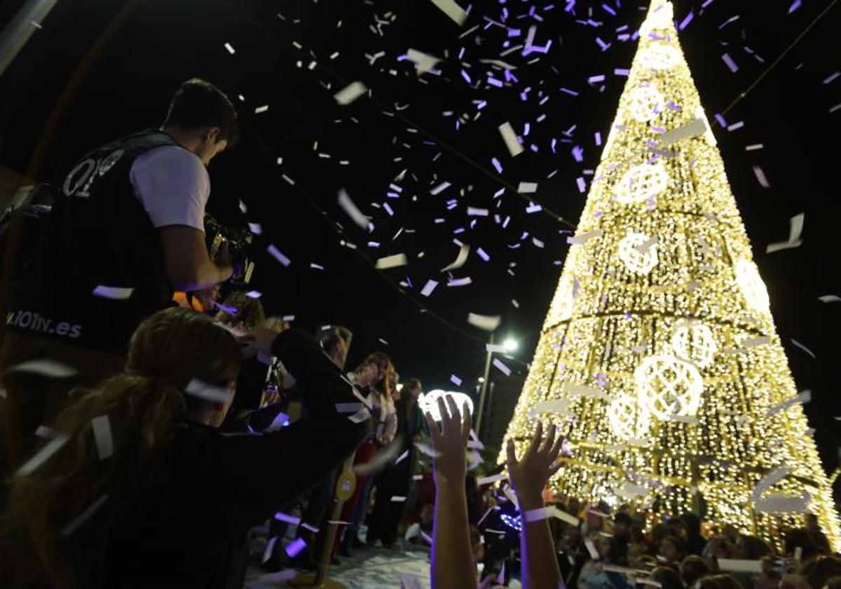 Luces de Navidad en un municipio español.