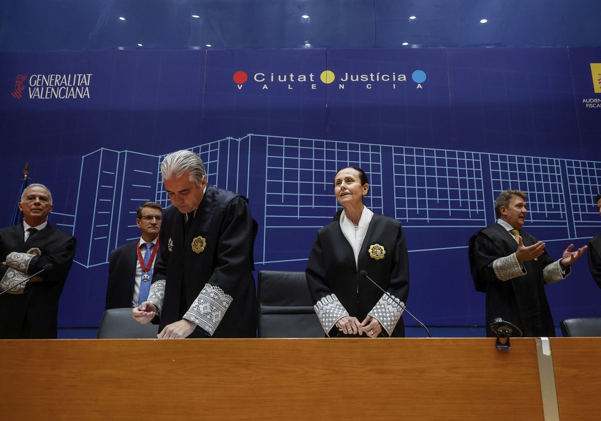 El fiscal superior, José Ortiz, junto a la presidenta del TSJ, Pilar de la Oliva.