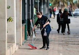 Una trabajadora en una calle de Valencia.