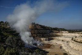 Fuego en la campa de enseres de Alberic.