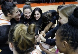 Las jugadoras del Valencia Basket celebran el triunfo.