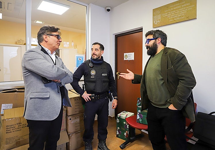Massimo Saponaro y Carles Miguel, en el retén de la Policía Local de Albal.