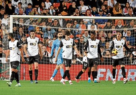 Los jugadores, tras encajar el gol del Rayo en Mestalla.