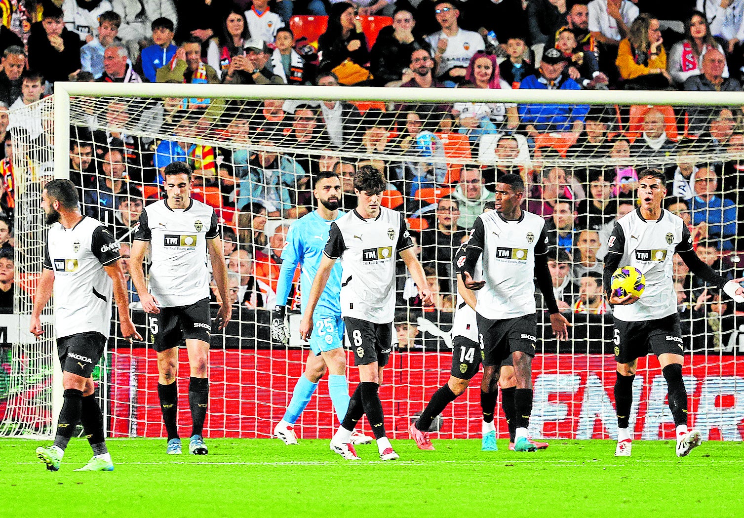 Los jugadores, tras encajar el gol del Rayo en Mestalla.