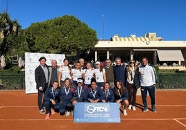 El equipo femenino del club Tenis de Valencia que arrasó este domingo