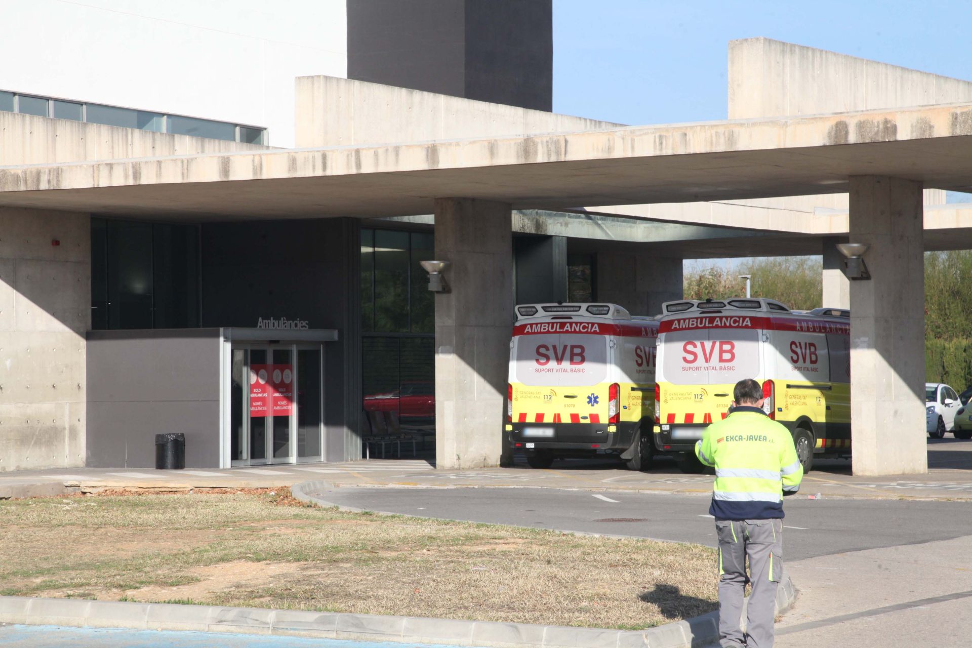 Ambulancias en la zona de Urgencias del Hospital de Dénia.