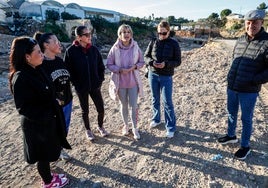 Vecinos de las urbanizaciones, al pie del barranco de la Horteta.