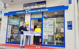 Víctor Benlloch y Paula Berenguer, el pasado año, cuando repartieron tres quintos premios.