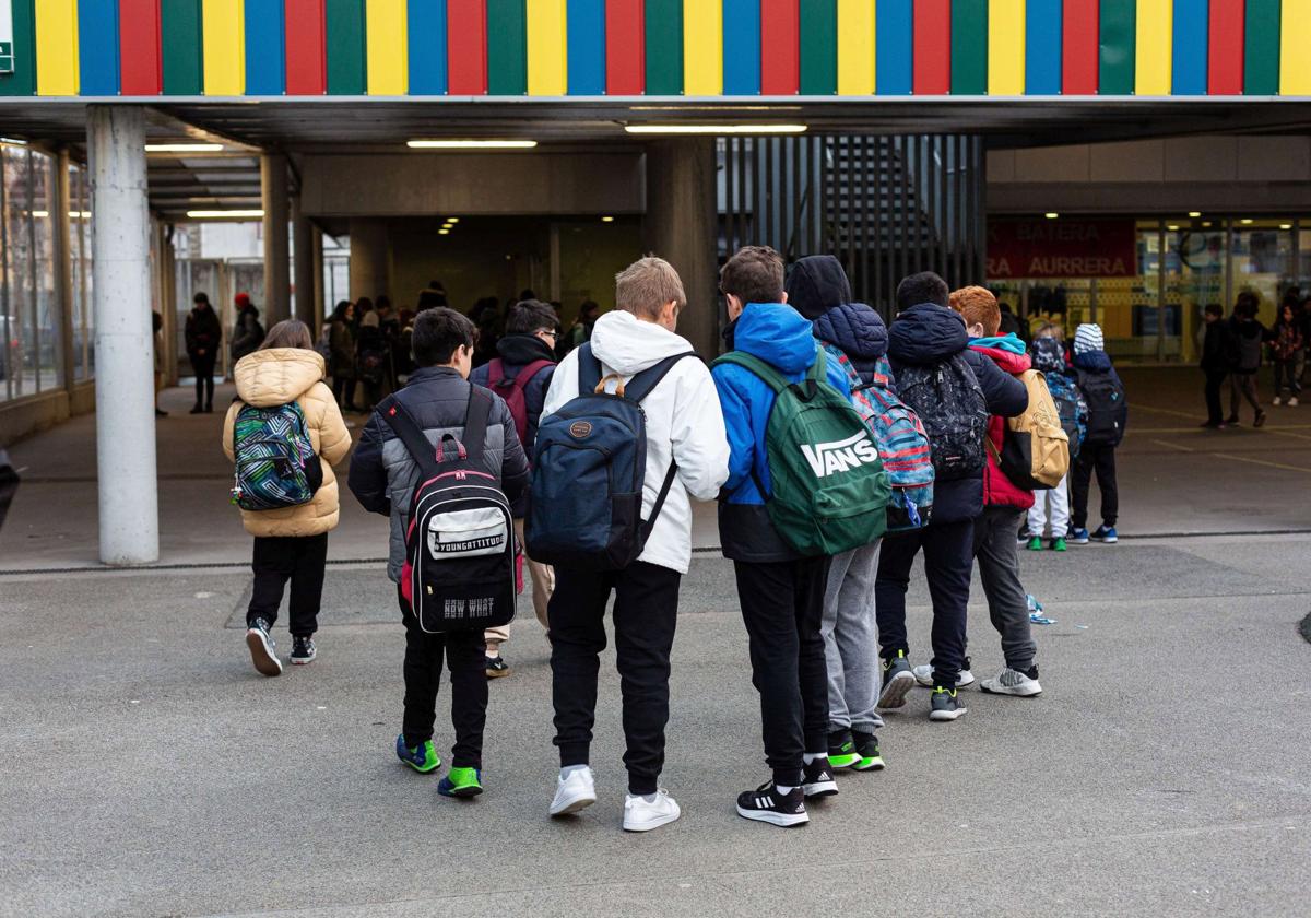 Niños dirigiéndose a su centro escolar.