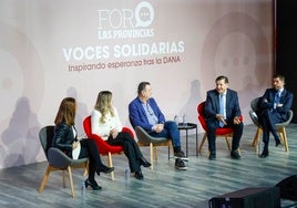 Algunos de los ponentes durante el foro 'Voces Solidarias'.