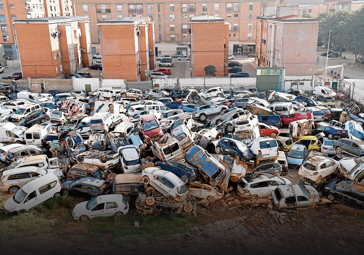 Un cementerio de coches siniestrados por la dana en l'Horta Sud.