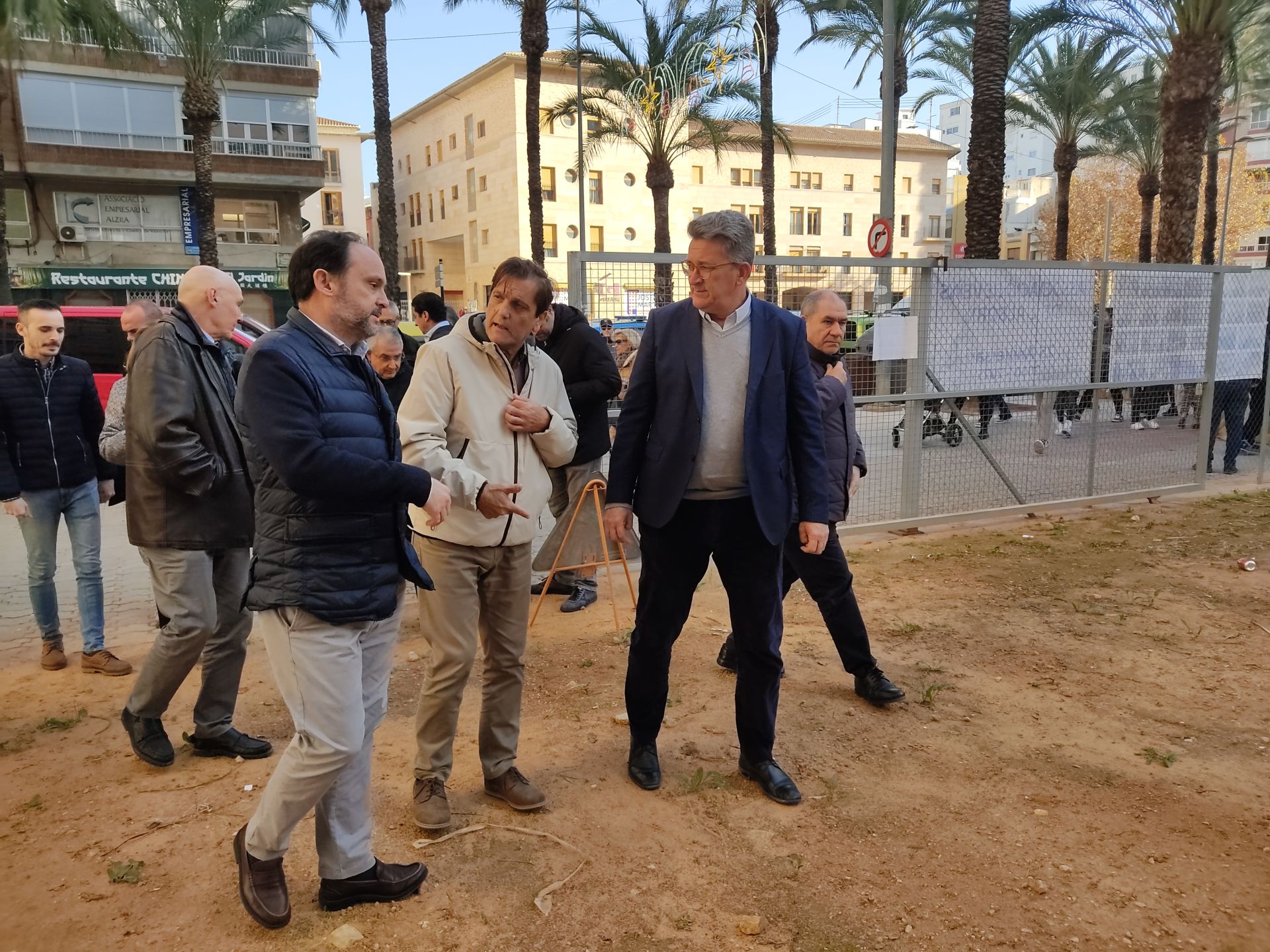 El conseller, el director general de Educación Ambiental y el alcalde de Alzira visitan la zona.