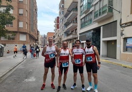 Miembros del Club Atletismo de Cullera tras terminar una de las carreras populares de Valencia