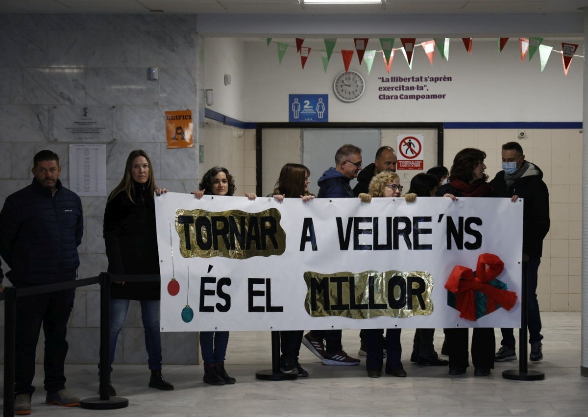 Imagen secundaria 1 - Alumnos, profesores y padres se han reencontrado este miércoles en el IES María Carbonell de Benetússer.