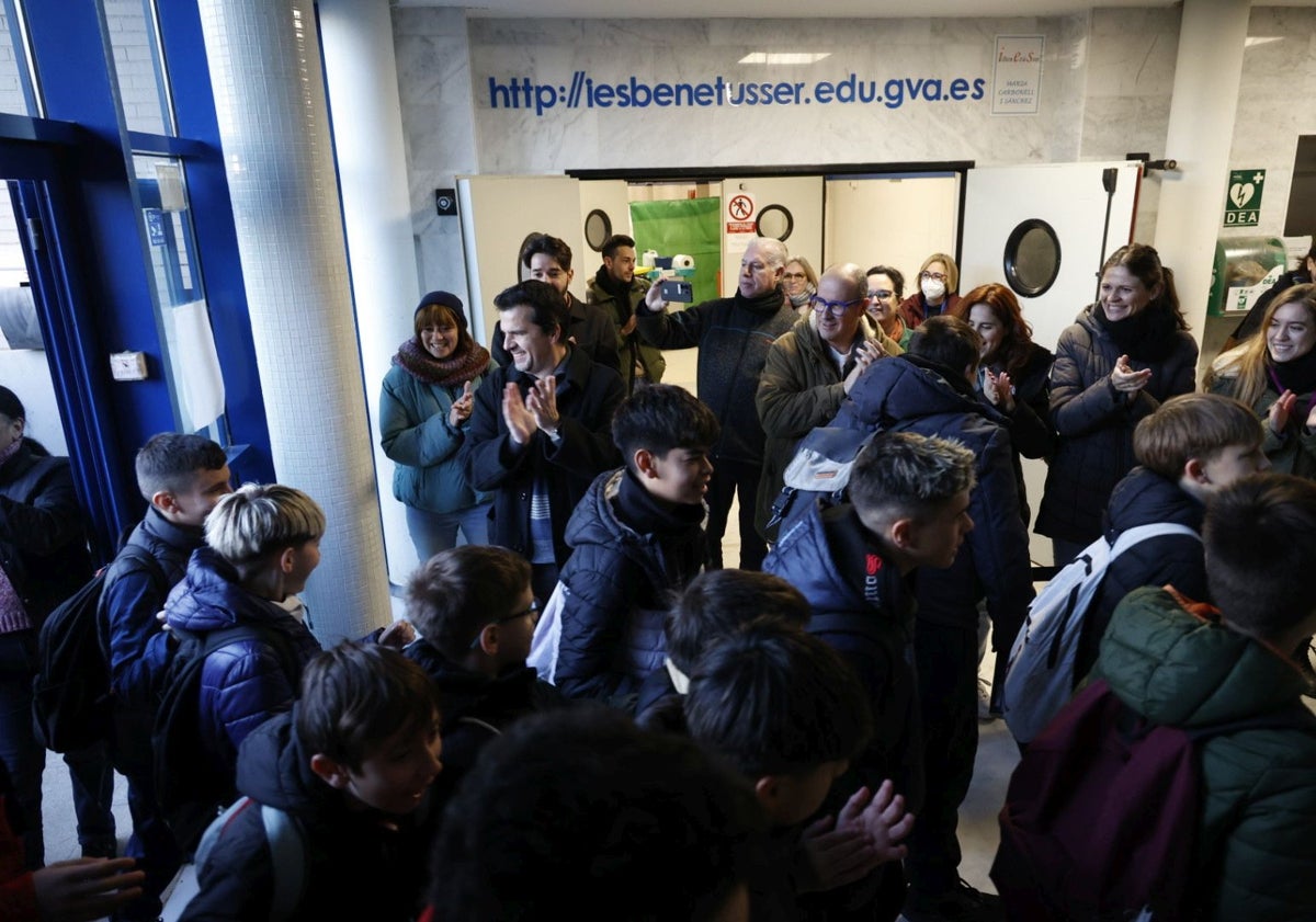 Imagen principal - Alumnos, profesores y padres se han reencontrado este miércoles en el IES María Carbonell de Benetússer.