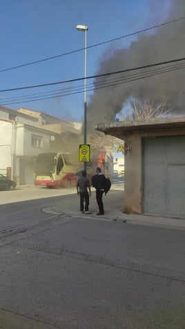 El autobús ardiendo en Villar del Arzobispo.