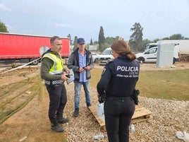 El alcalde, Robert Raga, durante un recorrido por el término.