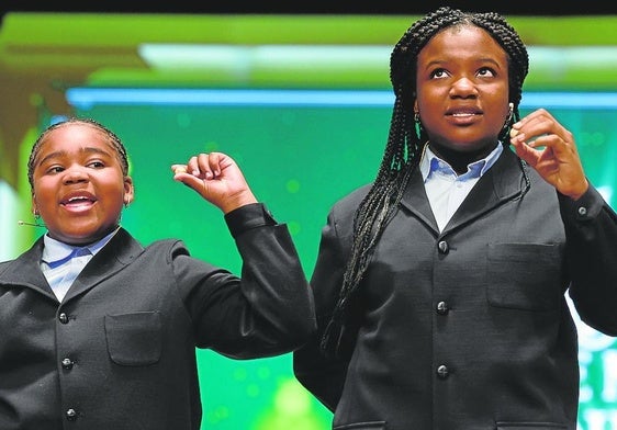 Dos niñas de San Ildefonso cantan uno de los quintos premios del sorteo durante el Sorteo Extraordinario de Navidad de la Lotería Nacional de 2023