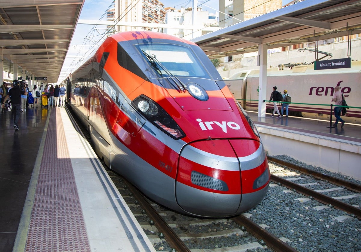 Tren Iryo en la estación de Alicante.