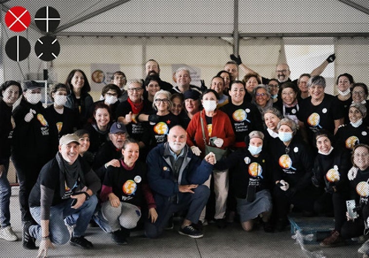 José Andrés, con cocineros y voluntarios que han estado en las cocinas de los tinglados en Valencia.