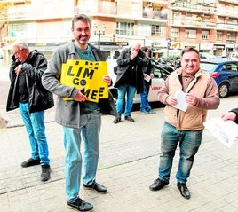 Un accionista, con carteles de 'Lim Go Home', en la puerta de Mestalla, antes de la Junta.