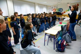 Los integrantes del coro, junto a su profesora, en el colegio de Torrent.