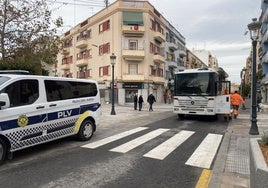 Policía Local y servicio de Limpieza, en el primer día de reapertura al tráfico de la avenida Malvarrosa.