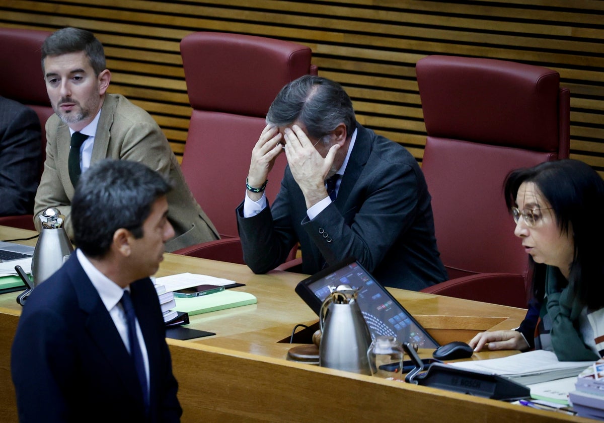 Castelló se lleva las manos a la cabeza mientras Massó habla con Mazón en medio de la bronca en Les Corts.