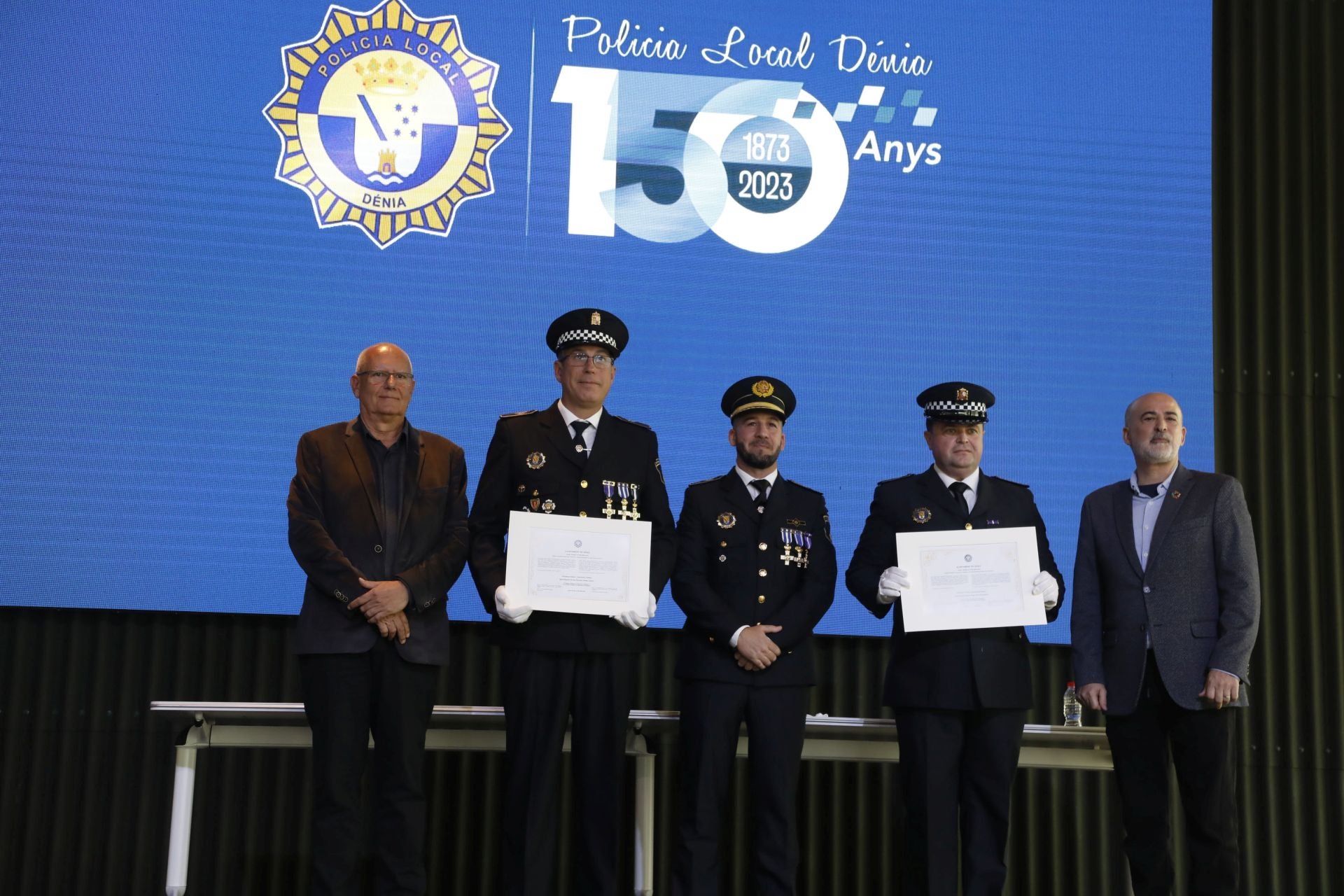 Imagen secundaria 2 - La Policía Local de Dénia rinde homenaje a la de Paiporta por su labor en la gestión de la dana