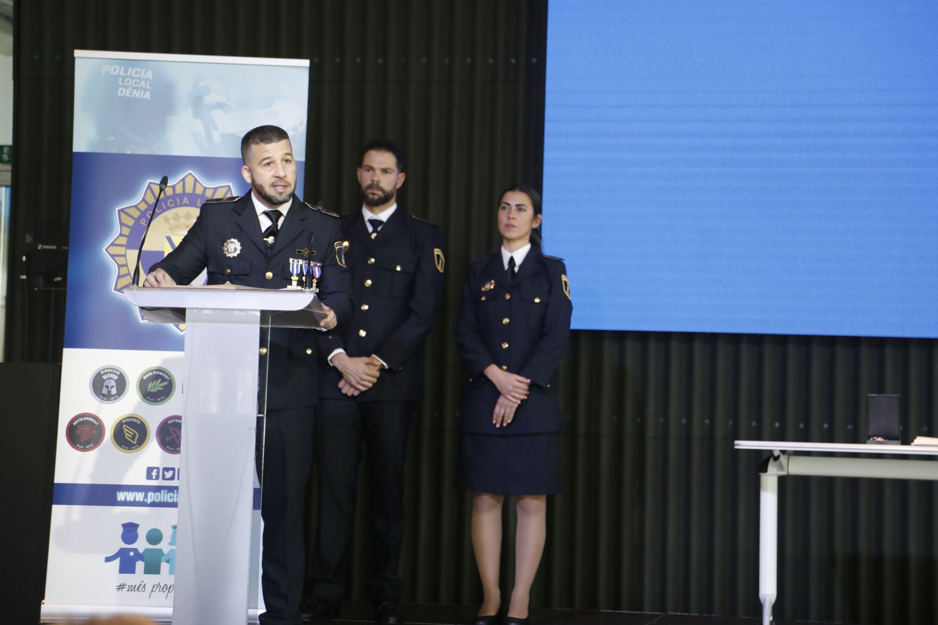 Imagen principal - La Policía Local de Dénia rinde homenaje a la de Paiporta por su labor en la gestión de la dana