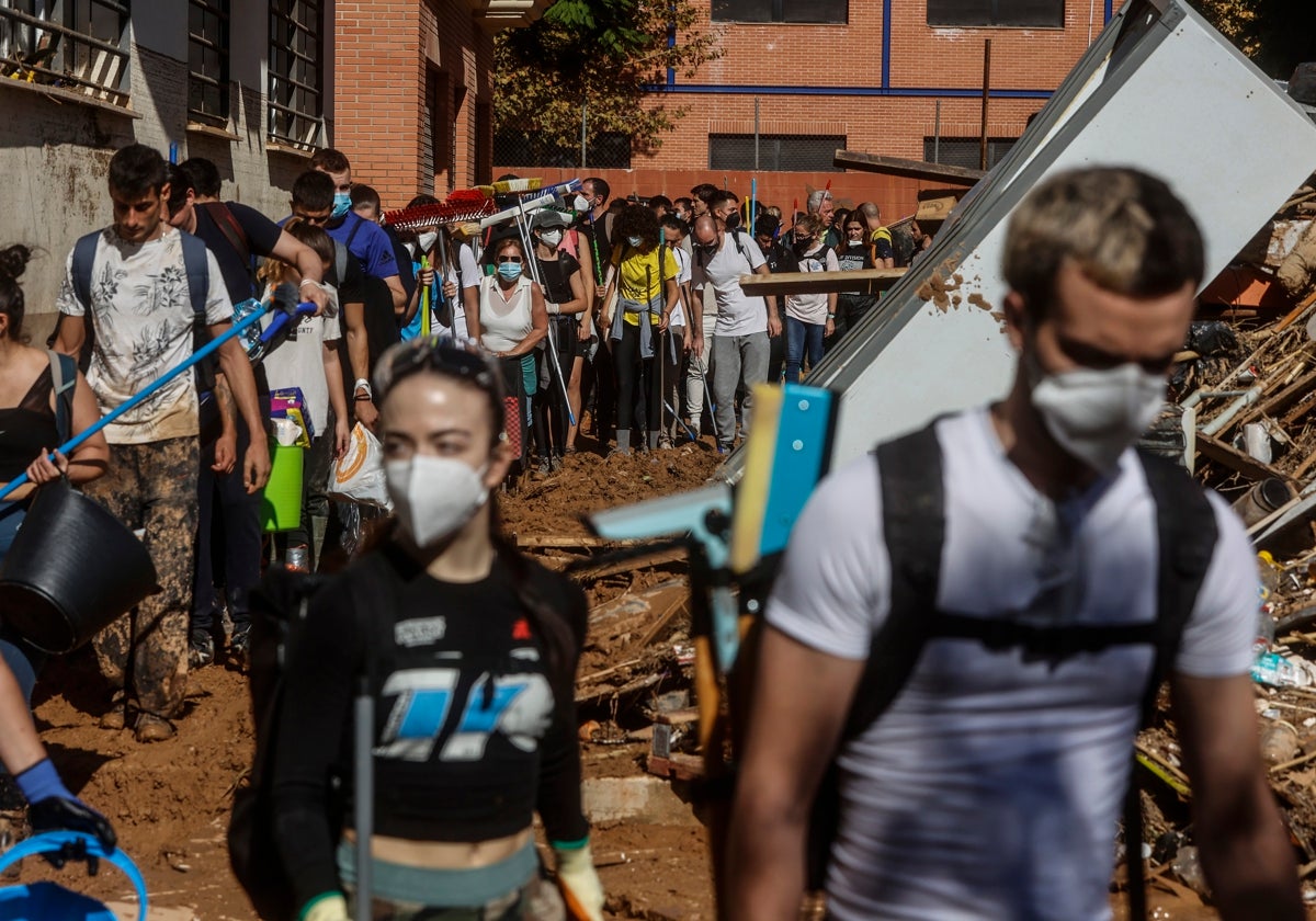 Voluntarios en la zona cero de la dana.