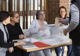 Votación de la jornada continua en un colegio valenciano.