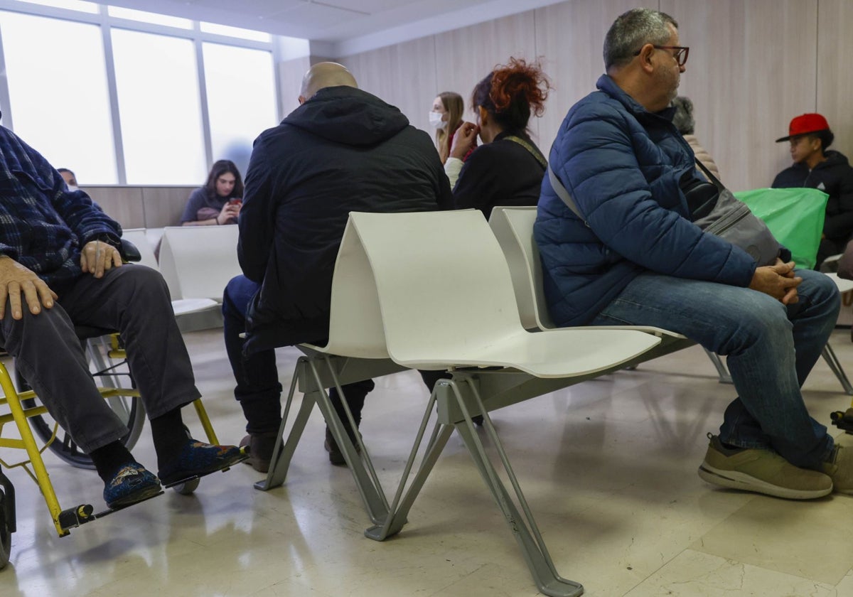 Varios pacientes en la sala de espera de Urgencias del Clínico este viernes.