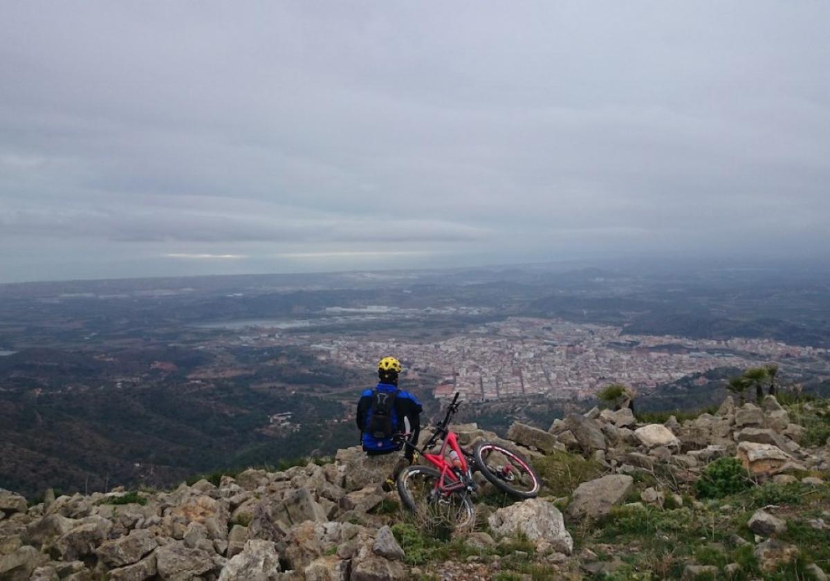 Los Muros de Espadán, con la Vall d'Uixó al fondo.