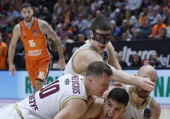 Pradilla lucha por el balón contra tres rivales del Lietkabelis.